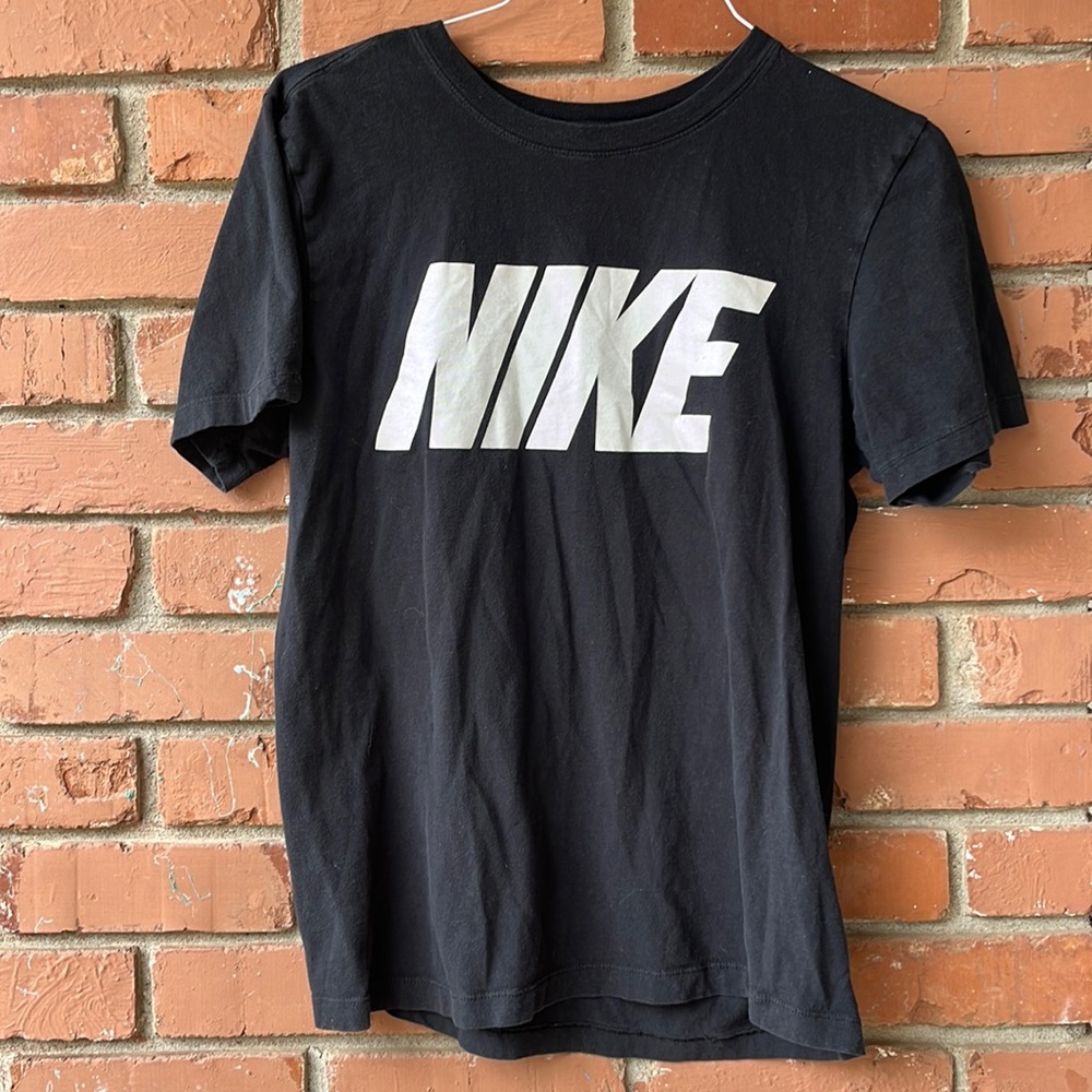 Black Nike T